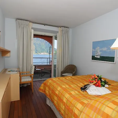Sleeps 2 Pool